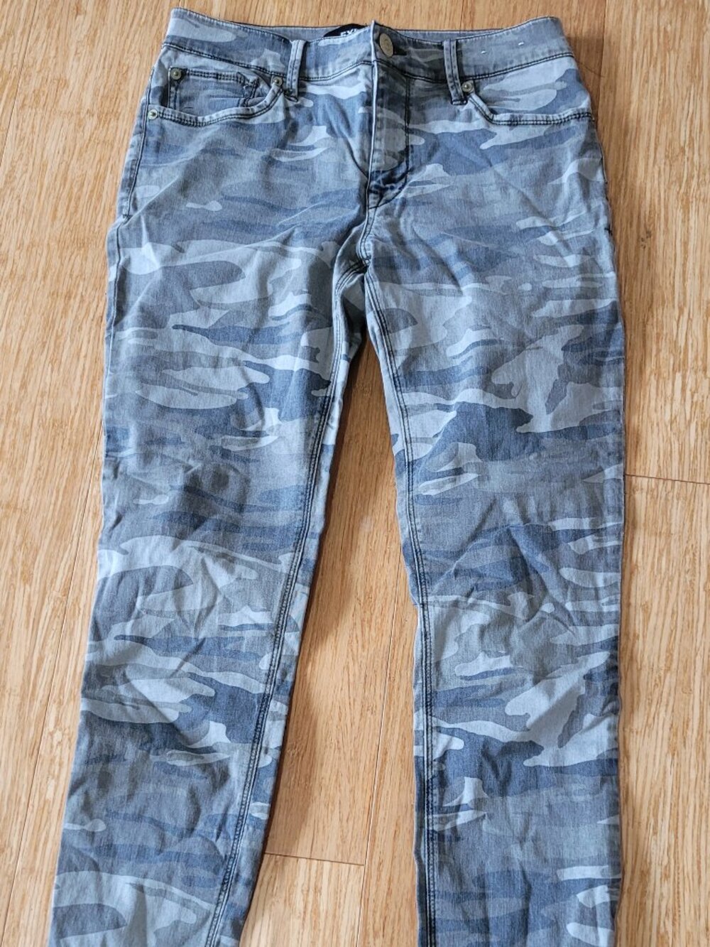 Express~ Stretchy Camouflage Ankle Leggings* Mid Rise* with zippers on Ankles